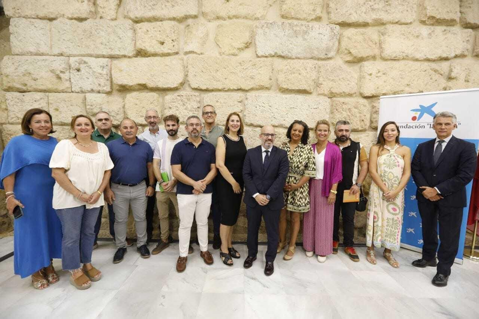 Eva Contador, en el centro, junto a las entidades sociales que coordinarán las ayudas. Eva Contador, en el centro, junto a las entidades sociales que coordinarán las ayudas.