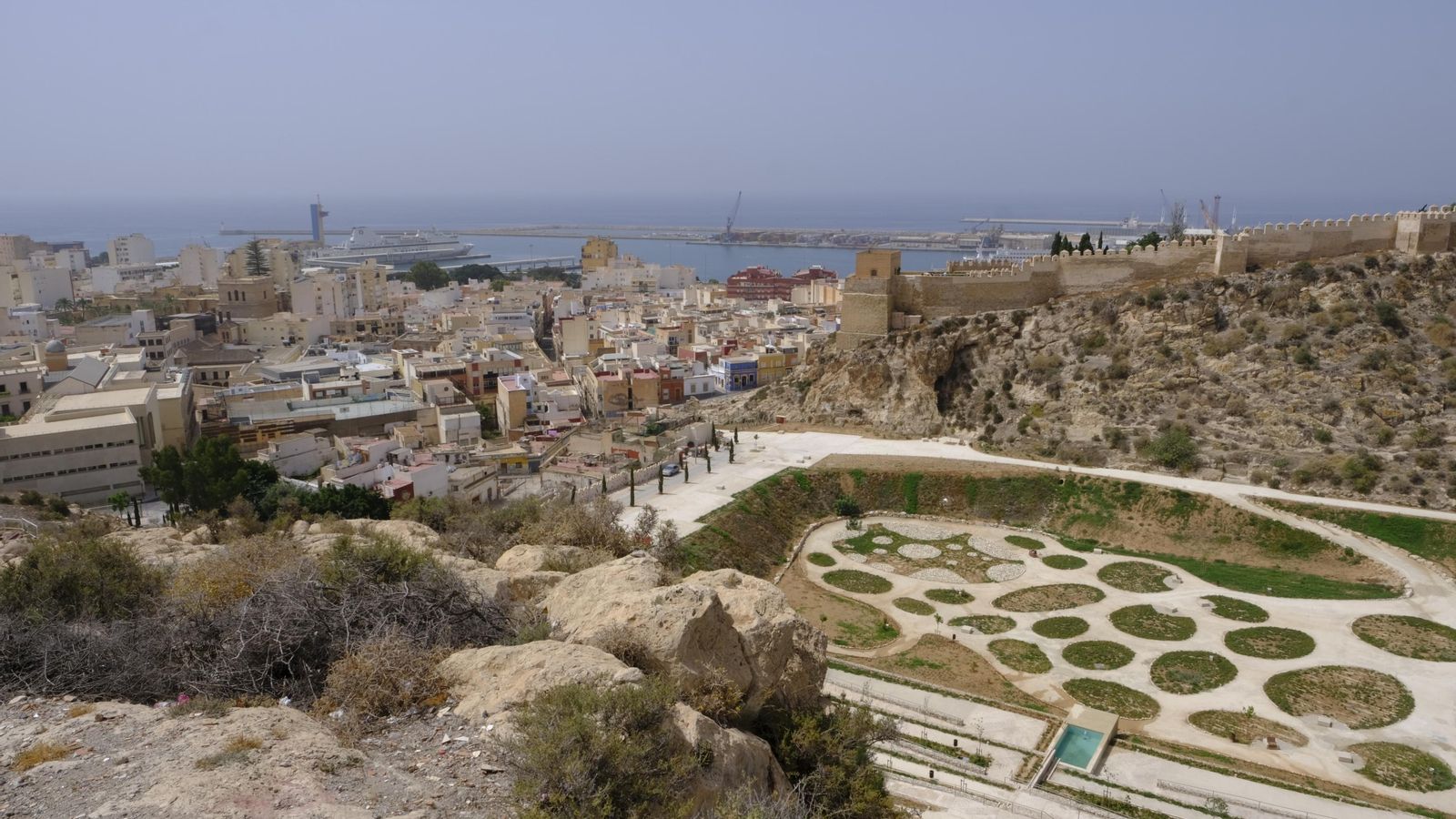 Espectacular vista al parque de La Hoya, las murallas y el Puerto