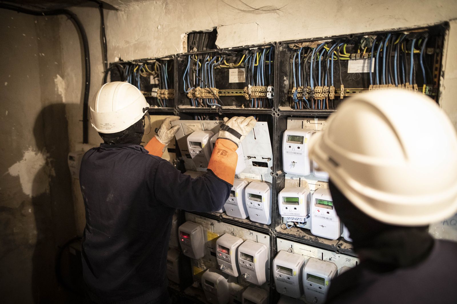 Operarios retiran enganches ilegales de la luz