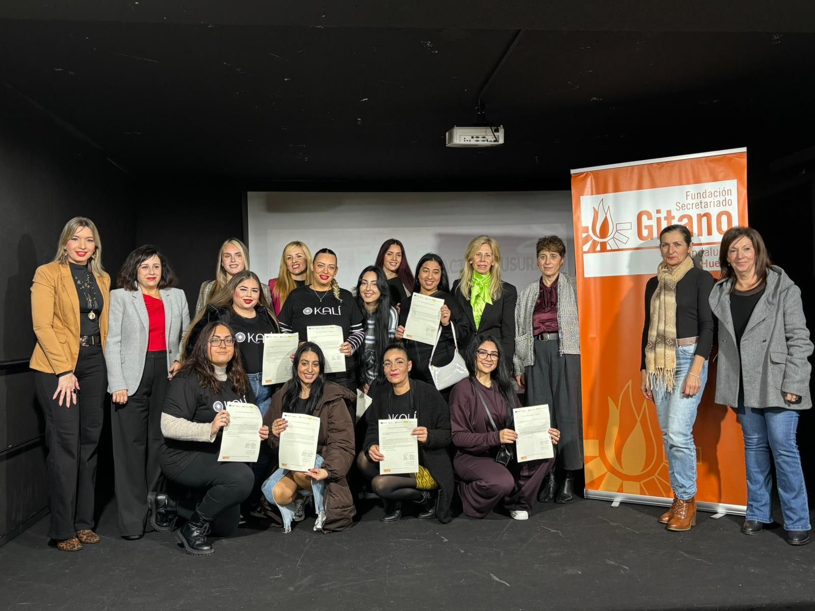 Las mujeres participantes en el programa con sus diplomas.