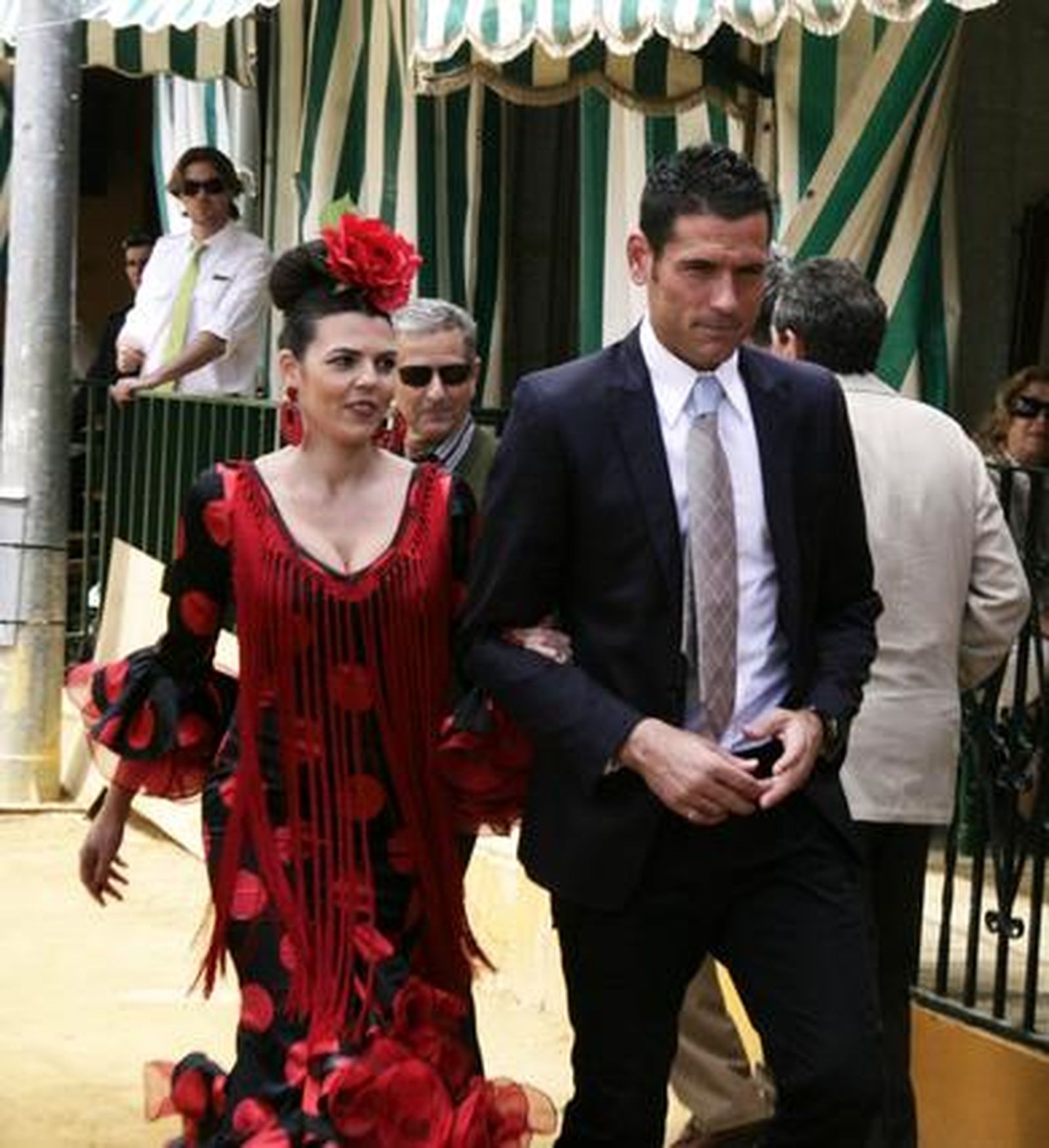 El meta Andrés Palop junto a su mujer vestida de flamenca.

Foto: Victoria Hidalgo