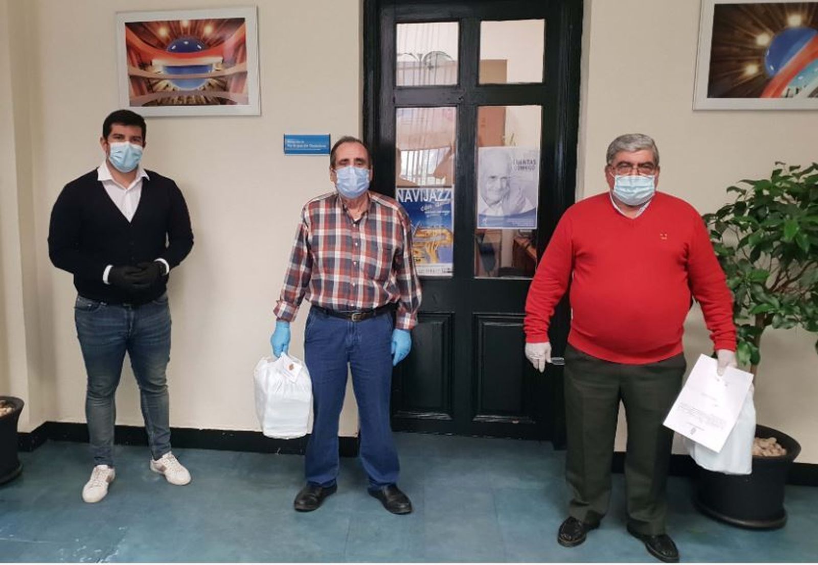 Entidades vecinales de Algeciras recogen mascarillas en el Ayuntamiento.