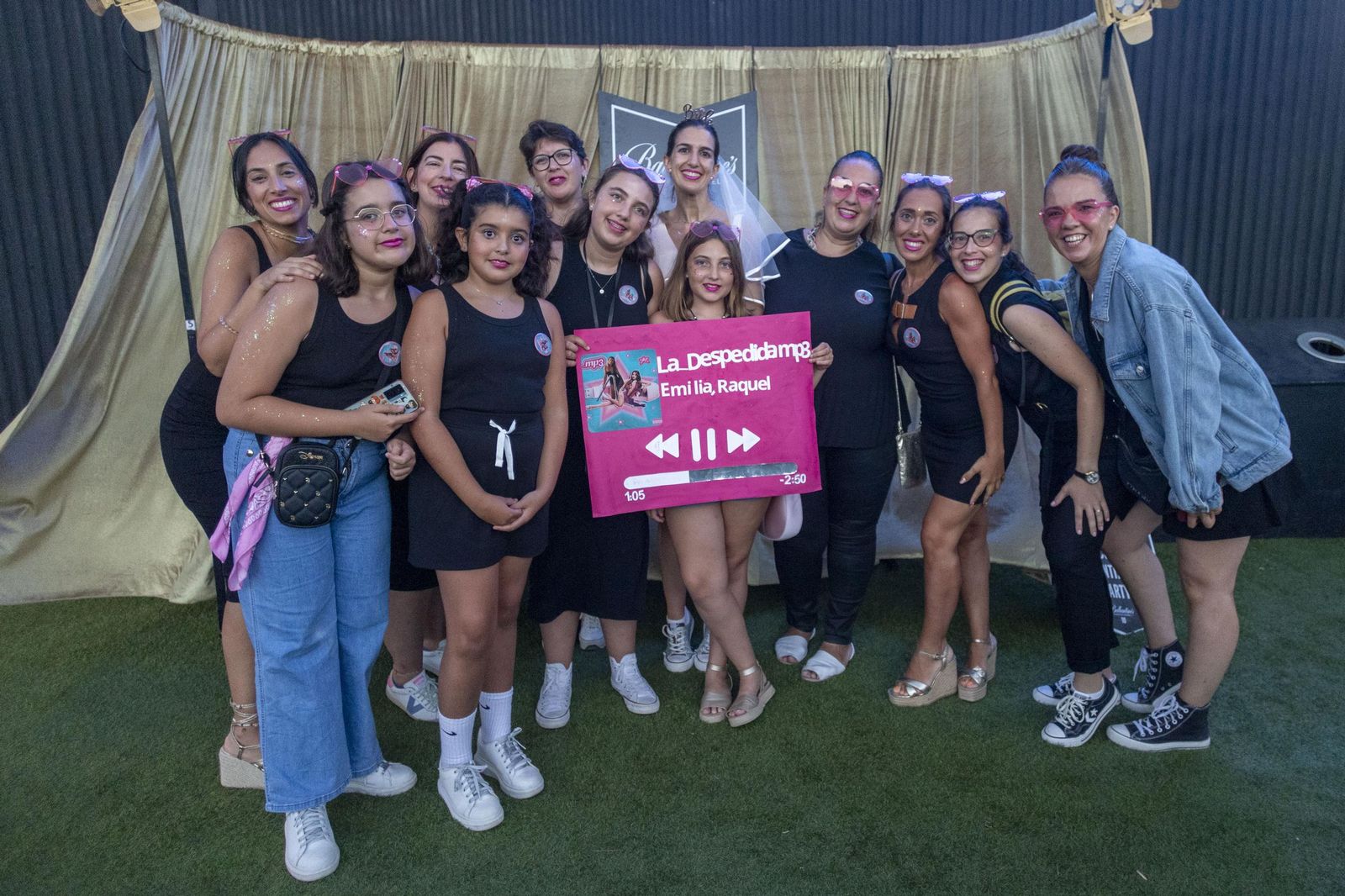 Búscate en las imágenes del concierto de Emilia en Concert Music Festival