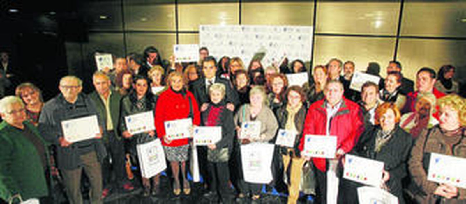 José Antonio Nieto, en el centro, con los propietarios de Patios que acudieron a la gala.