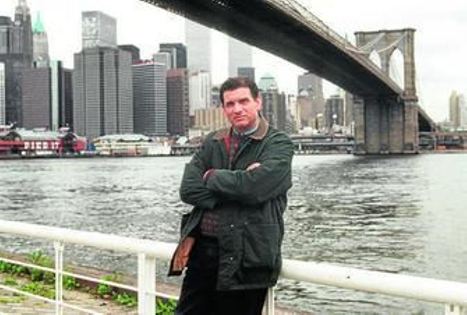 Arriba, Carlos Cano, en Nueva York, en 1995, tras haberse recuperado del aneurisma de aorta que sufrió en Granada. Abajo, 'María la Portuguesa', con un una corona de flores, en el entierro de Juan Robles.