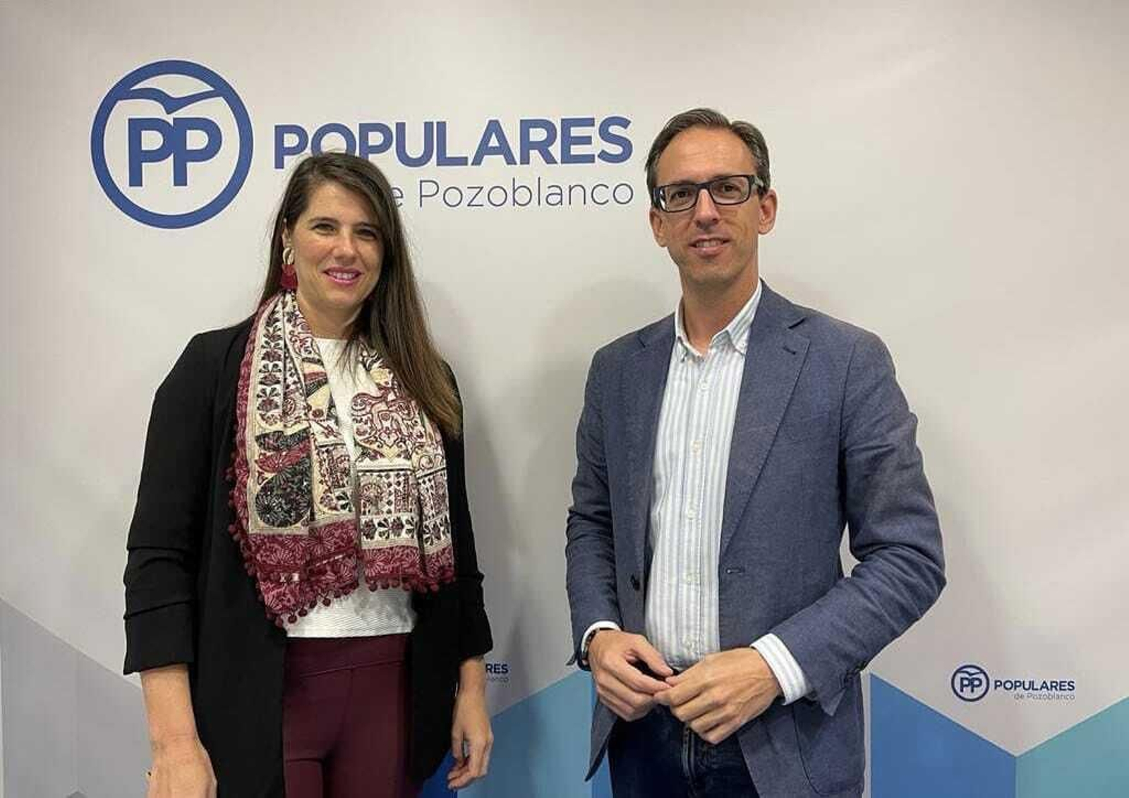 Araceli Cabello y Santiago Cabello en la sede del PP de Pozoblanco. Araceli Cabello y Santiago Cabello en la sede del PP de Pozoblanco.