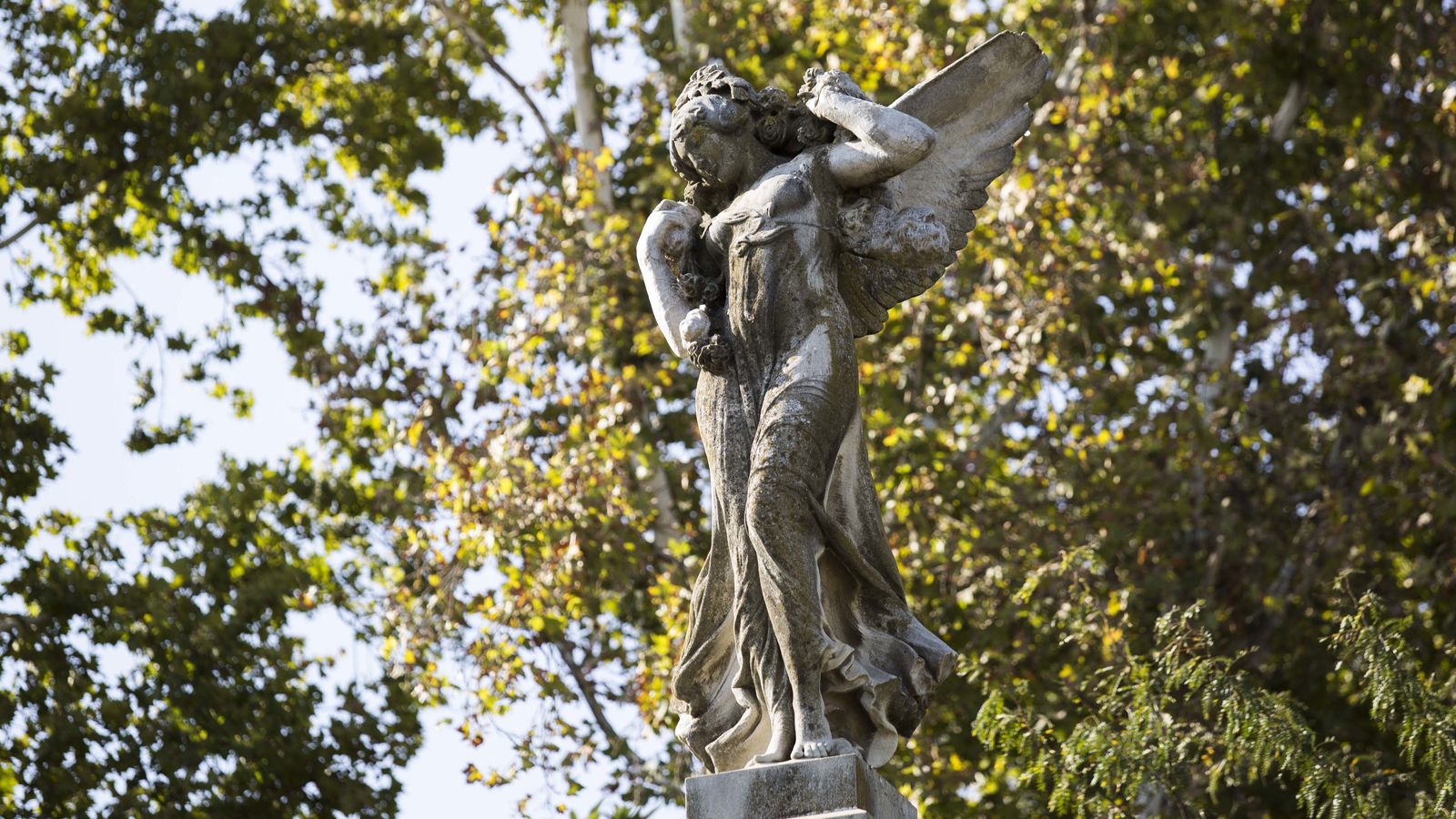 Una de las victorias aladas de la Plaza de América.