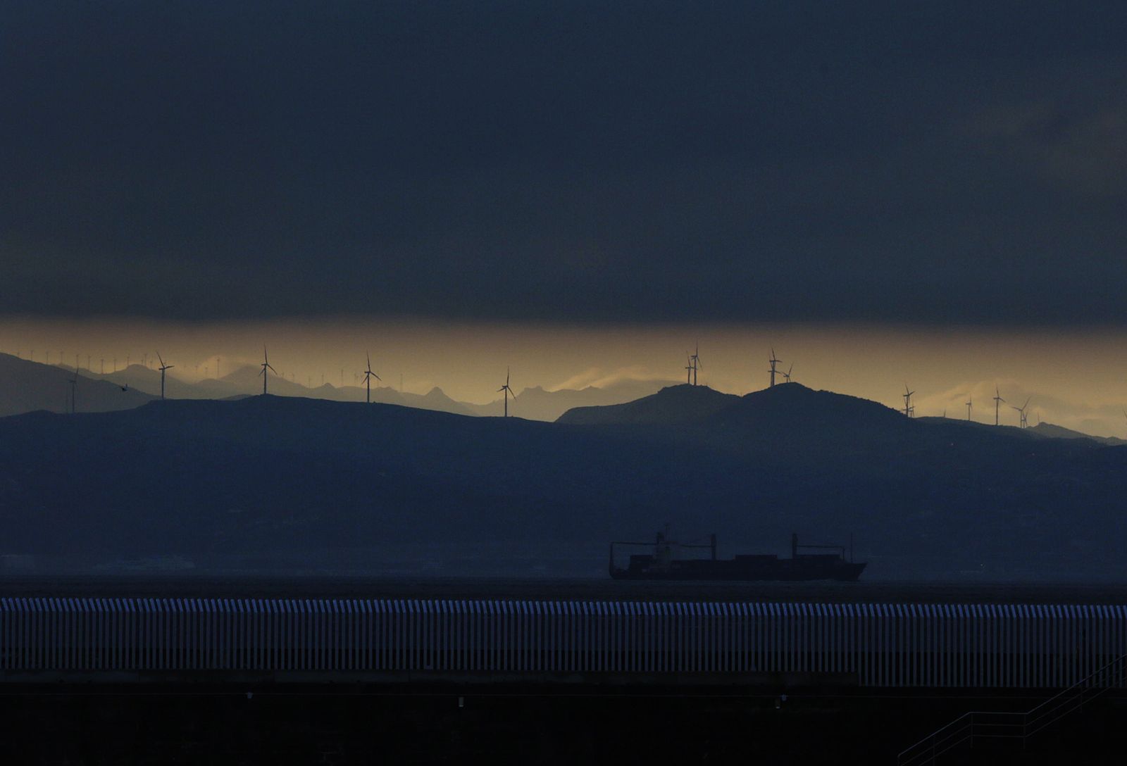 Vista de la costa española en el Estrecho desde Tánger.