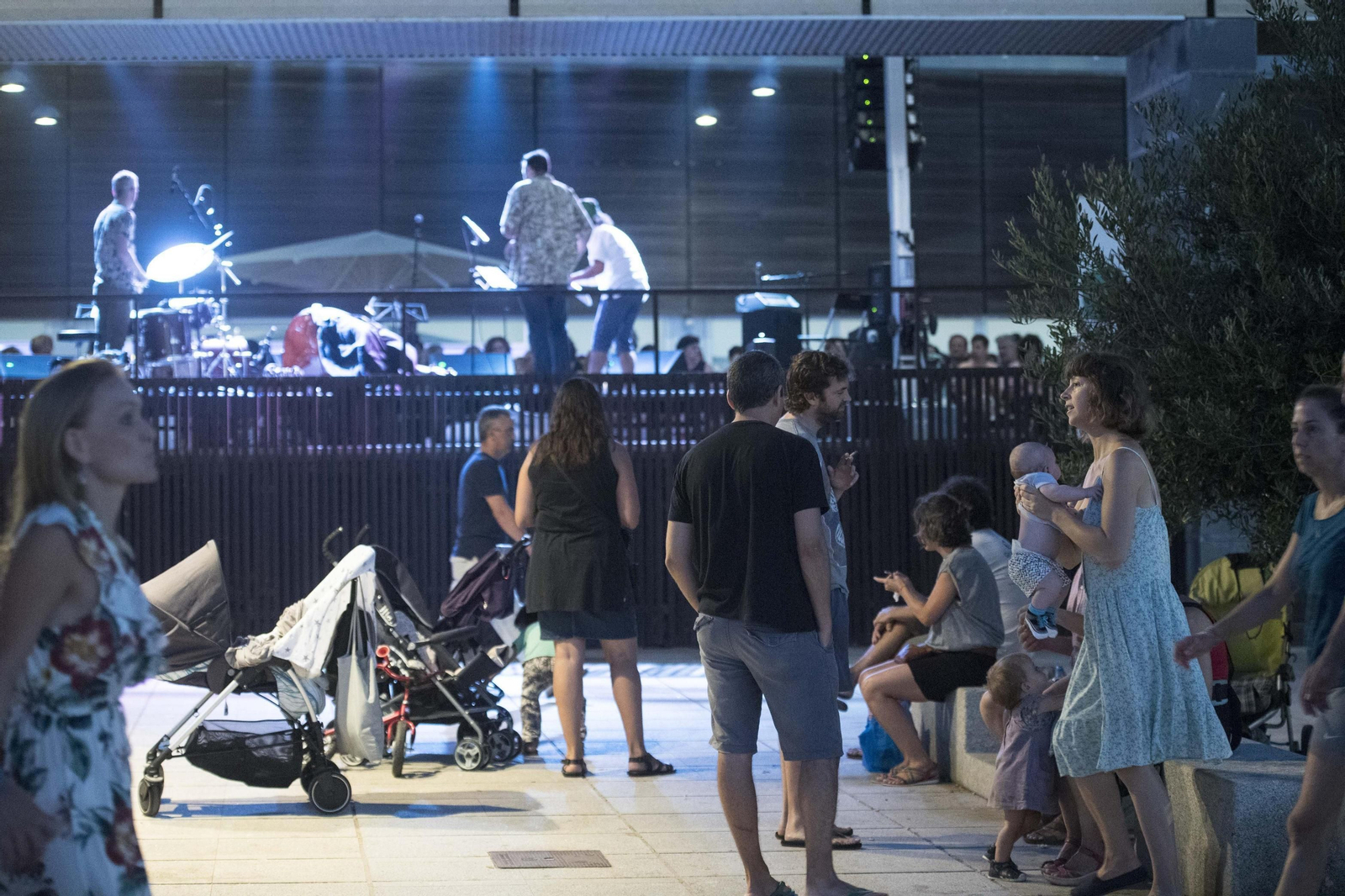 El paseo de Santa Bárbara, con el Parador y las actuaciones de JazzCádiz al fondo, la noche del miércoles.