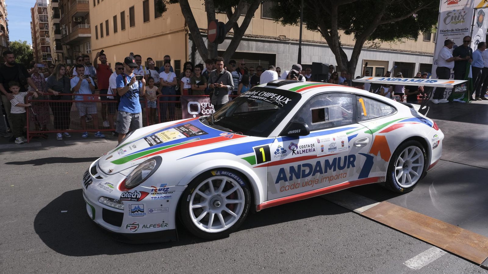 José Antonio Aznar, uno de los principales favoritos, tomando la salida a los mandos de su Porsche 911 GT3.