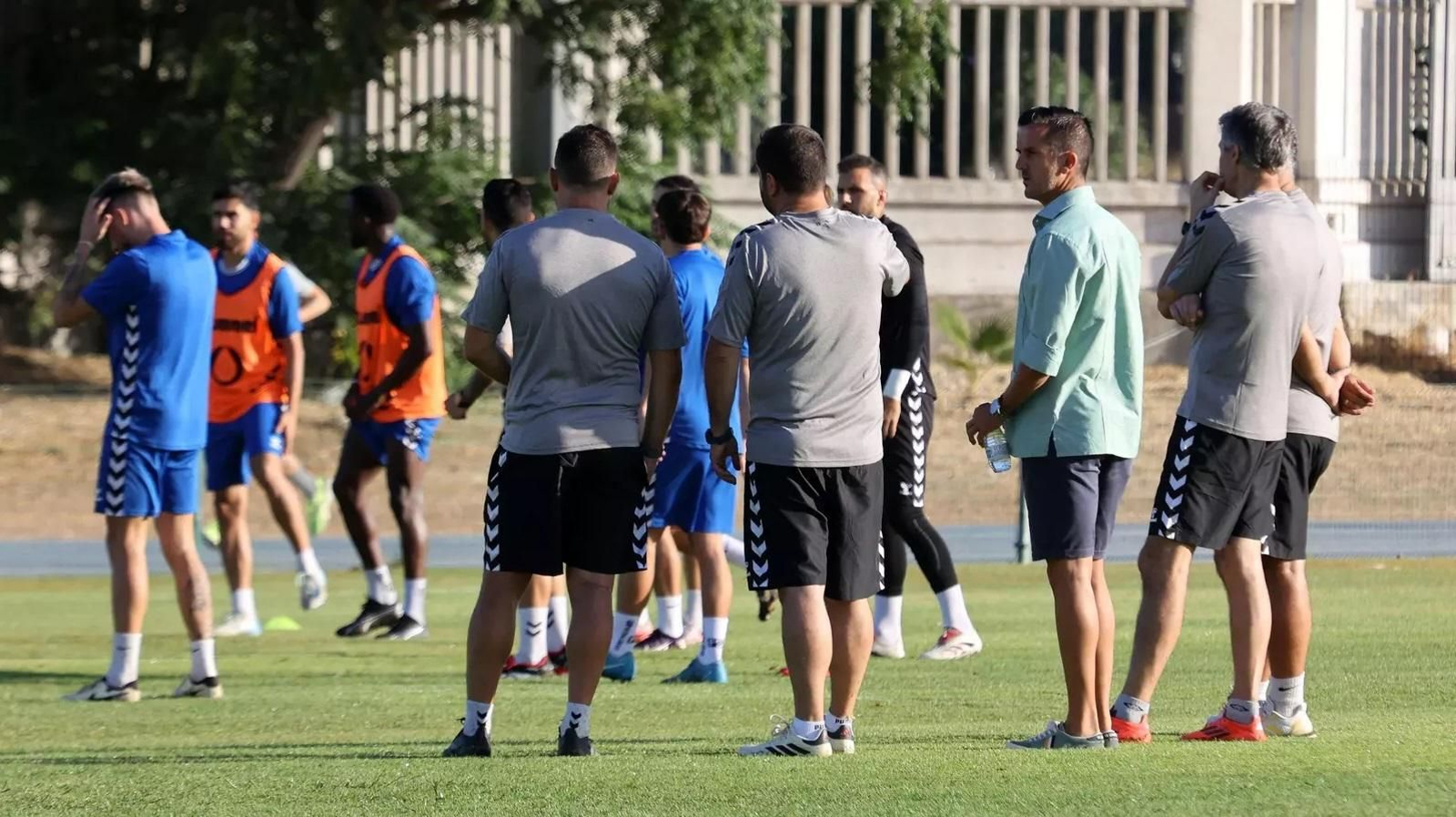 Bello habla con los técnicos en el Anexo Pepe Ravelo.
