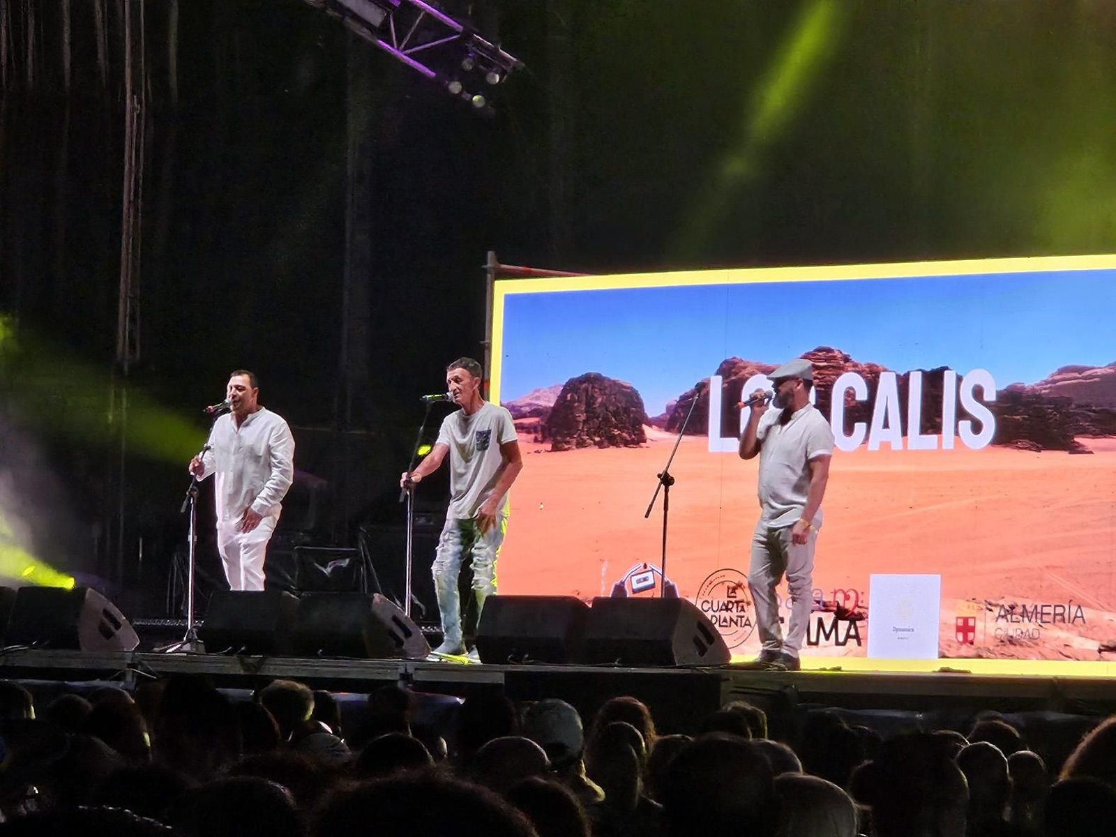 Los Calis hicieron sus temas más conocidos ante un público que disfrutó mucho.