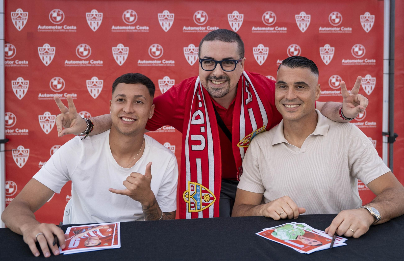 Los jugadores de la UDA Thalys y Andrés firman autógrafos