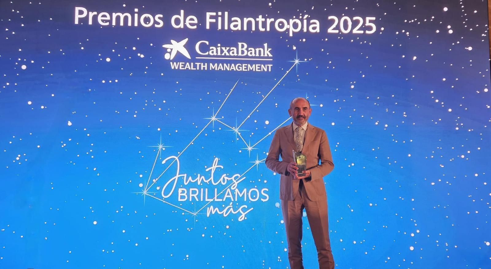 El montillano José Ríos, con el premio de Filantropoía de Caixabank.