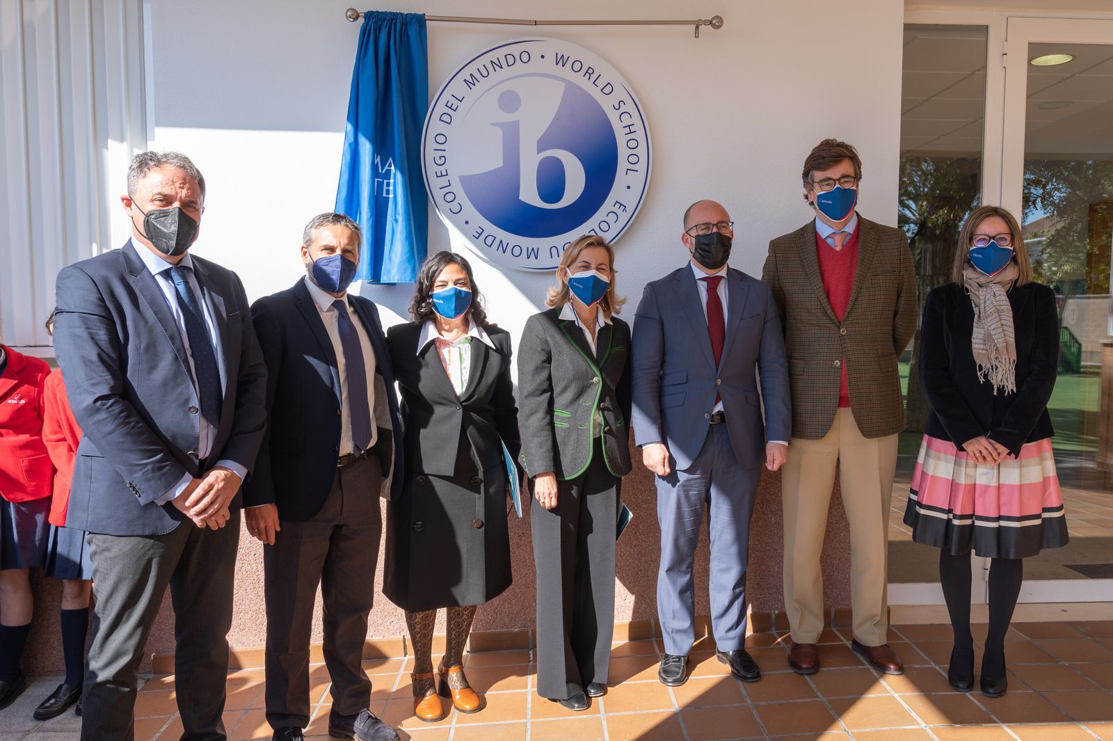 Directivos y responsables educativos, junto al alcalde Germán Beardo, durante el acto de celebración del reconocimiento.