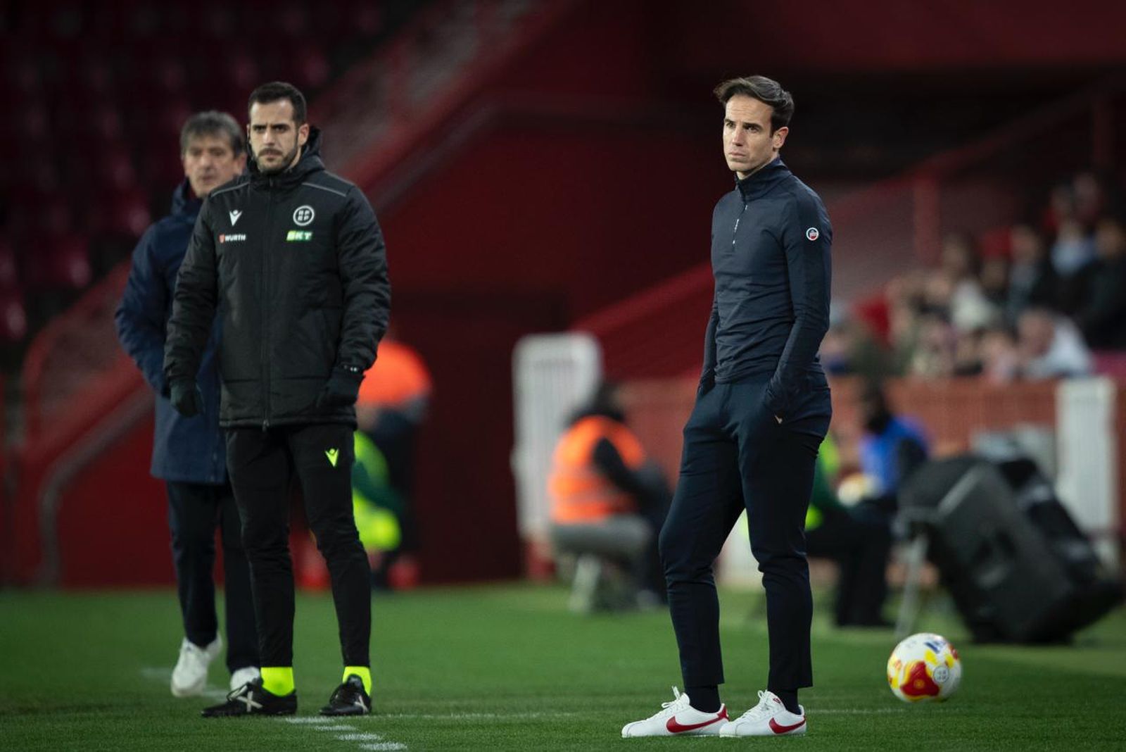 Iñigo López observando un ataque de sus futbolistas durante el partido.