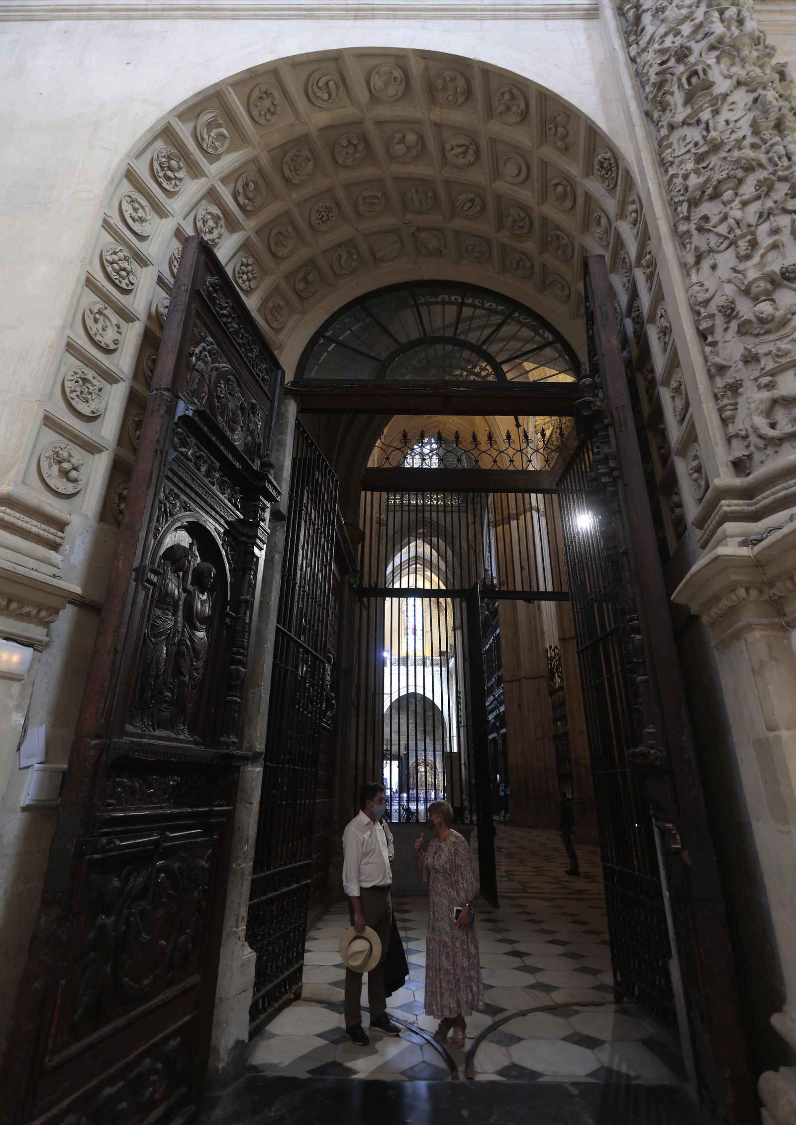 Juan Clemente Rodríguez y Margarita López, coordinadora de Actividades y Protocolo de la Catedral, bajo el arco.