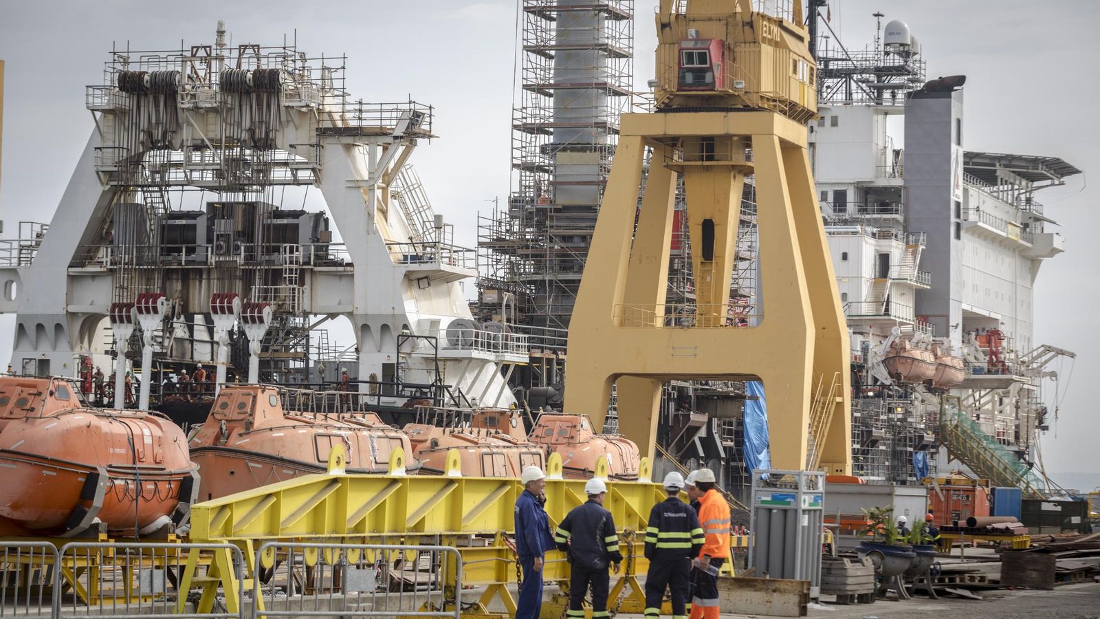 Un buque ‘pipe-layer’ que también se repara en la capital.