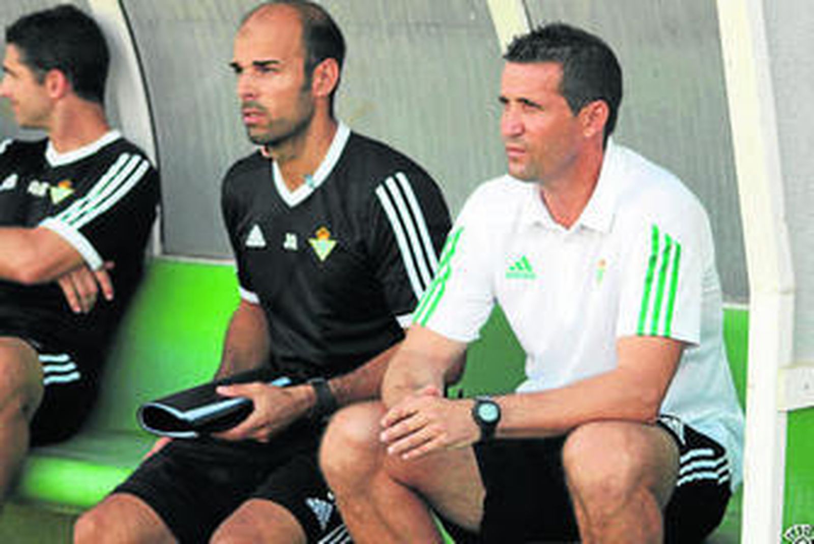 El linense Juan Merino, en el banquillo del Betis B.
