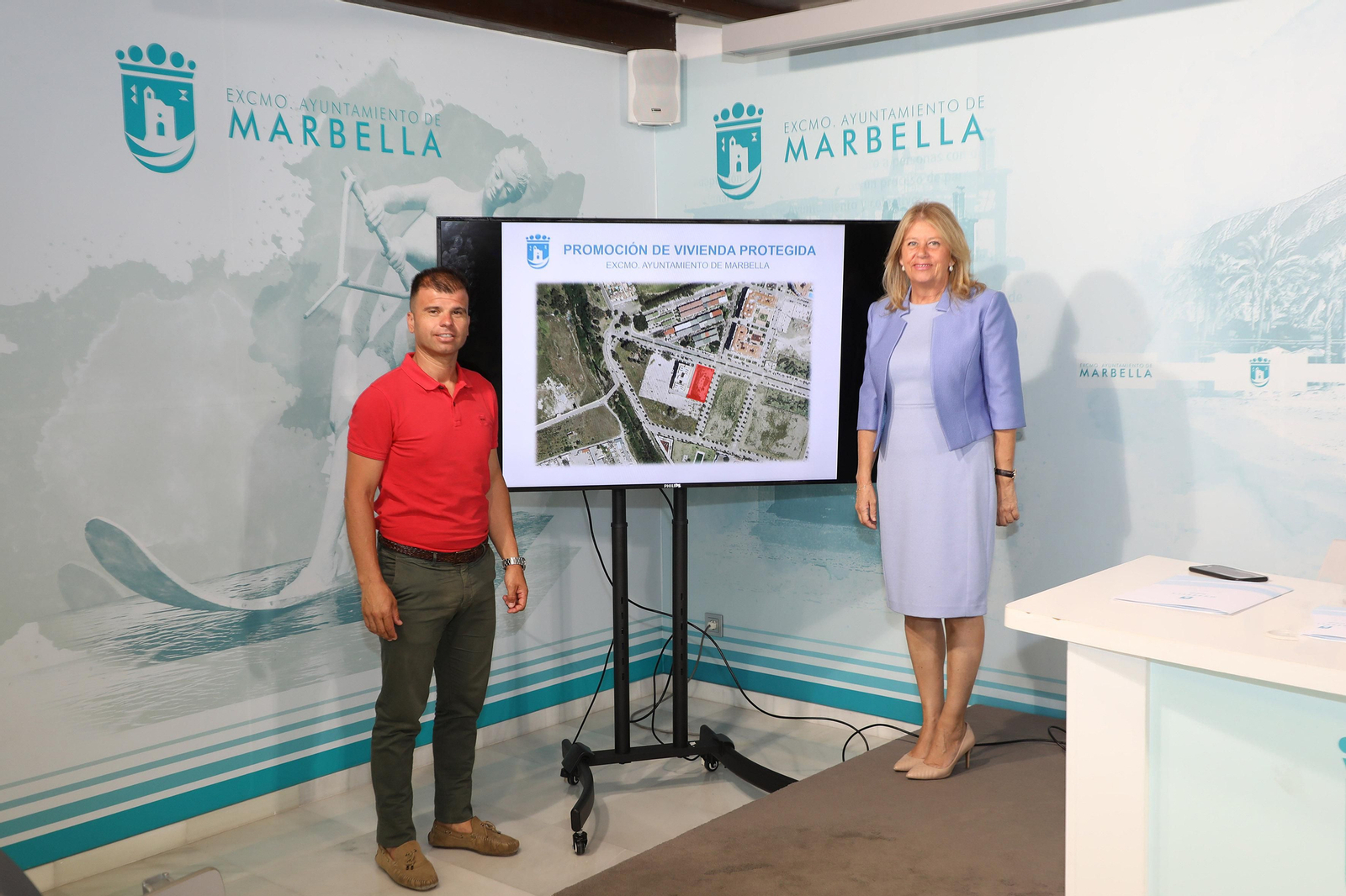 La alcaldesa de Marbella, Ángeles Muñoz, y el concejal de Obras, Diego López.