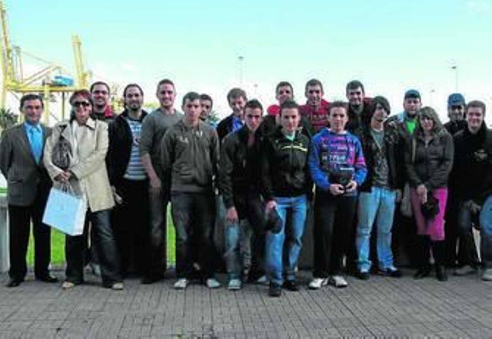 Alumnos y profesores en su visita al puerto.