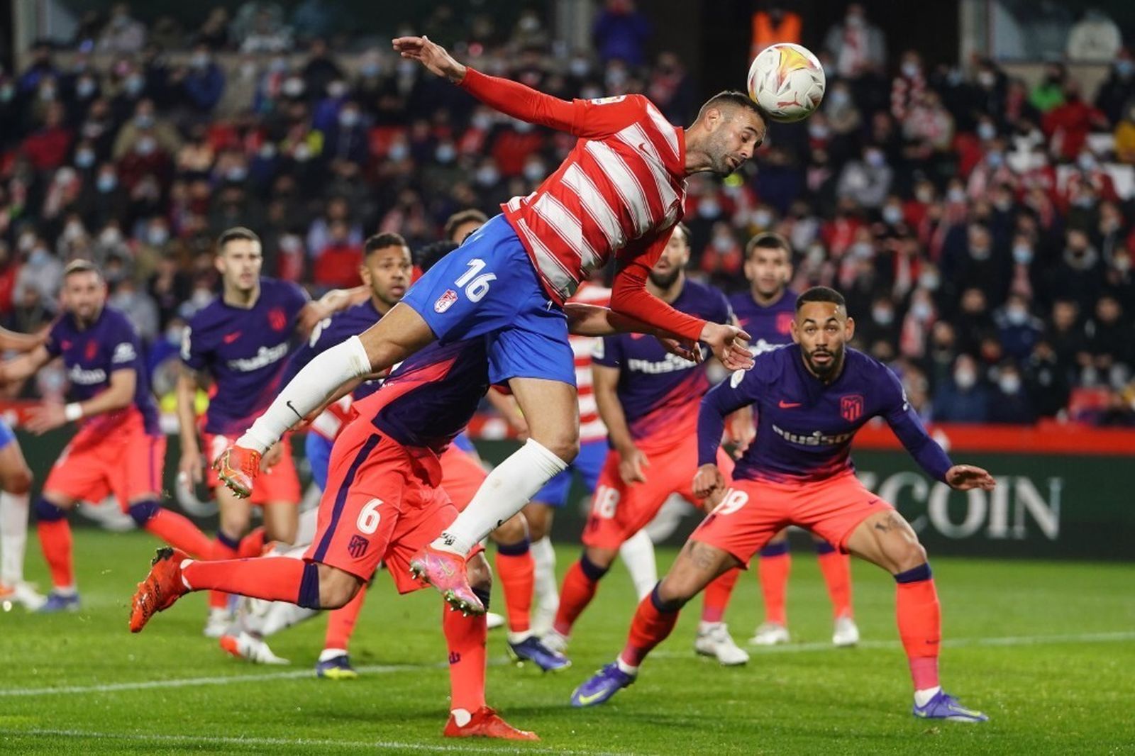 Víctor Díaz remata de cabeza en el duelo ante el Atlético de Madrid de esta temporada.