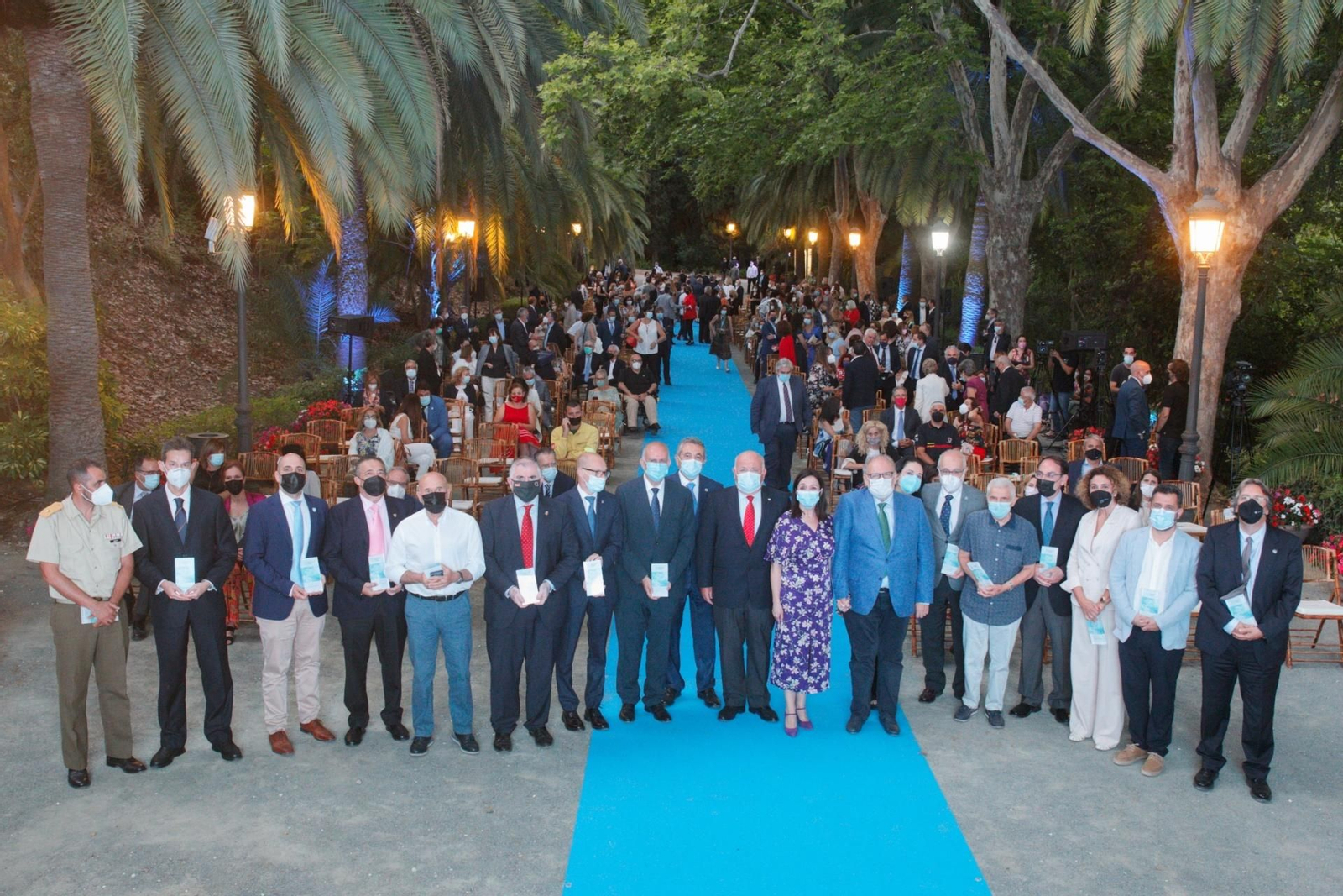 Foto de Familia de premiados y asistentes al acto. Foto de Familia de premiados y asistentes al acto.