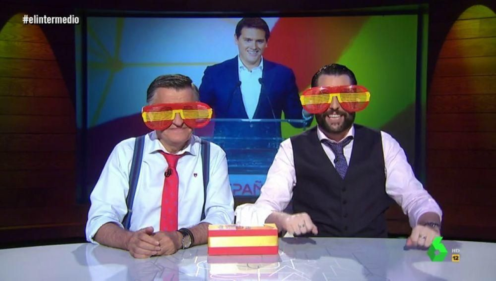 Wyoming y Dani Mateo en otro 'sketch' con los colores nacionales en 'El intermedio' Wyoming y Dani Mateo en otro 'sketch' con los colores nacionales en 'El intermedio'