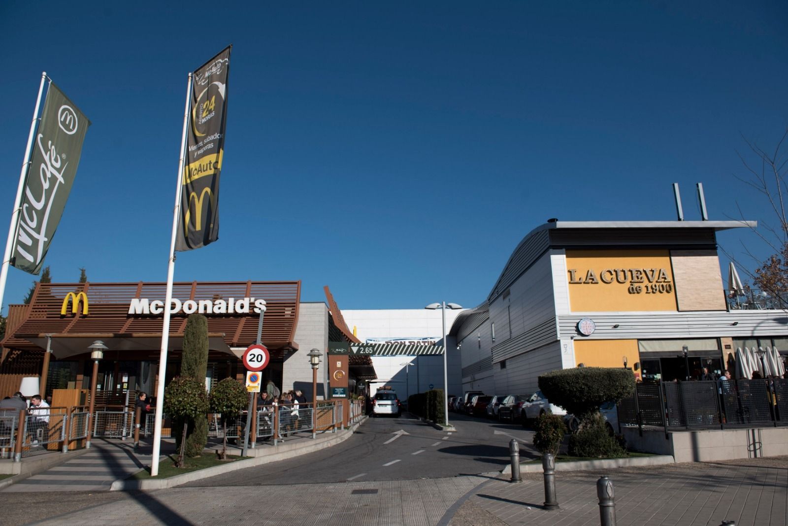 Zona de restauración junto al pabellón mulhacén.