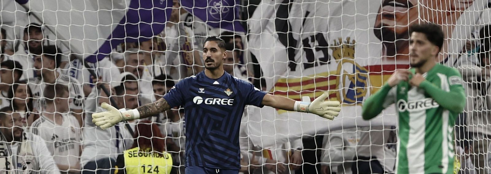 Álvaro Valles se queja ante su defensa después de recibir el último gol madridista.
