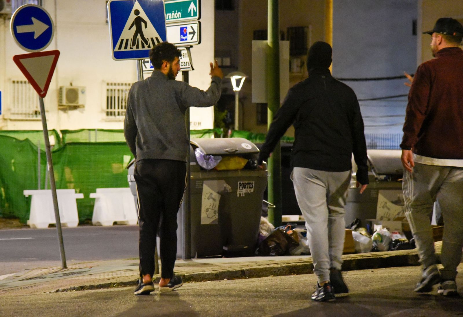 Una patrulla vecinal expulsa a un gorrilla de las calles del Cerezo, el pasado martes.
