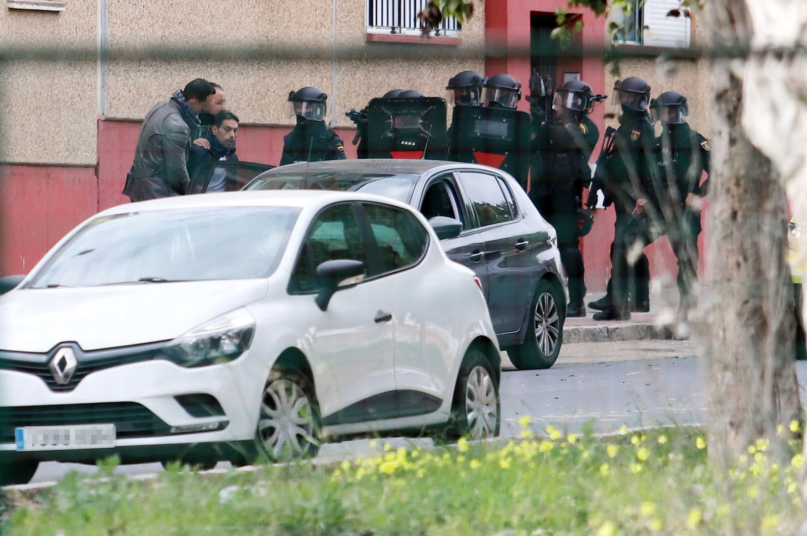 Imágenes del atrincherado que amenazaba con hacer estallar una bombona en el Torrejón, Huelva