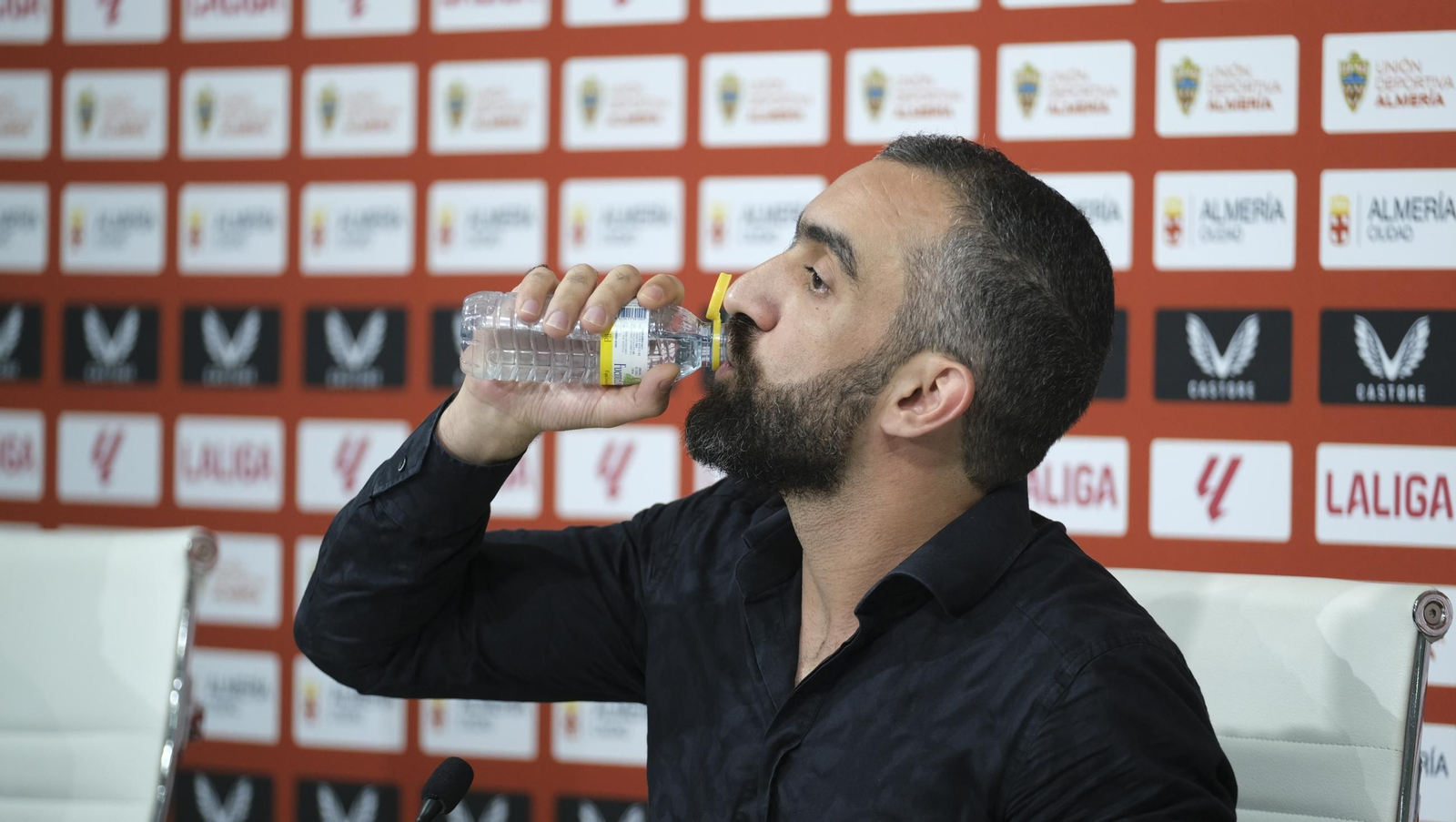 Mohamed El Assy, CEO de la U.D. Almería, en rueda de prensa, en imágenes