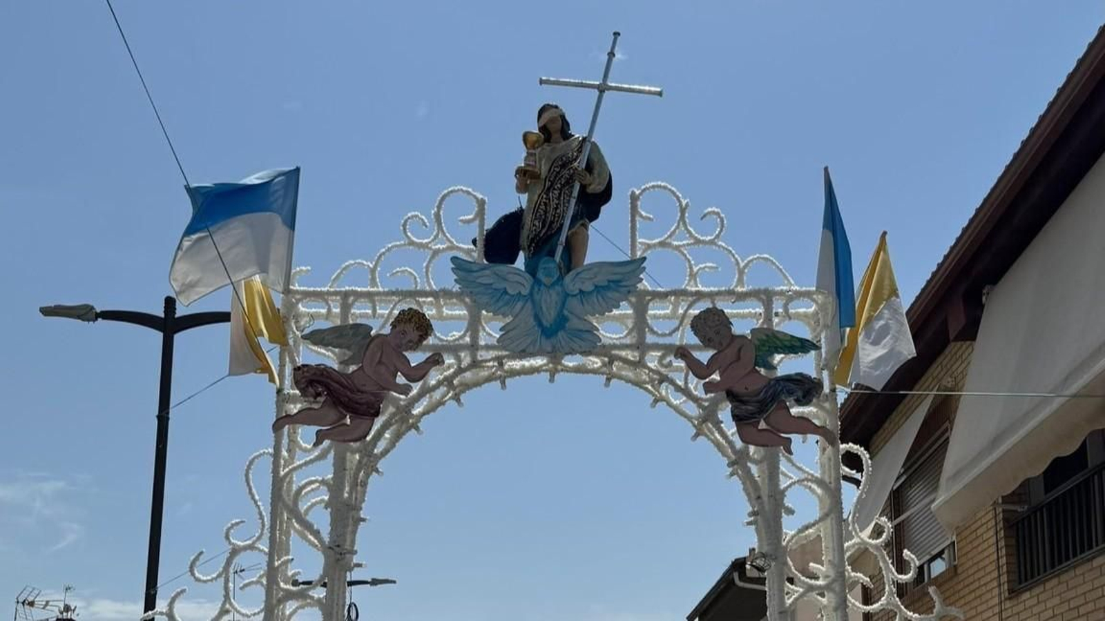 Decoración efímera en las calles de Churriana de la Vega, Agosto 2025.jpg