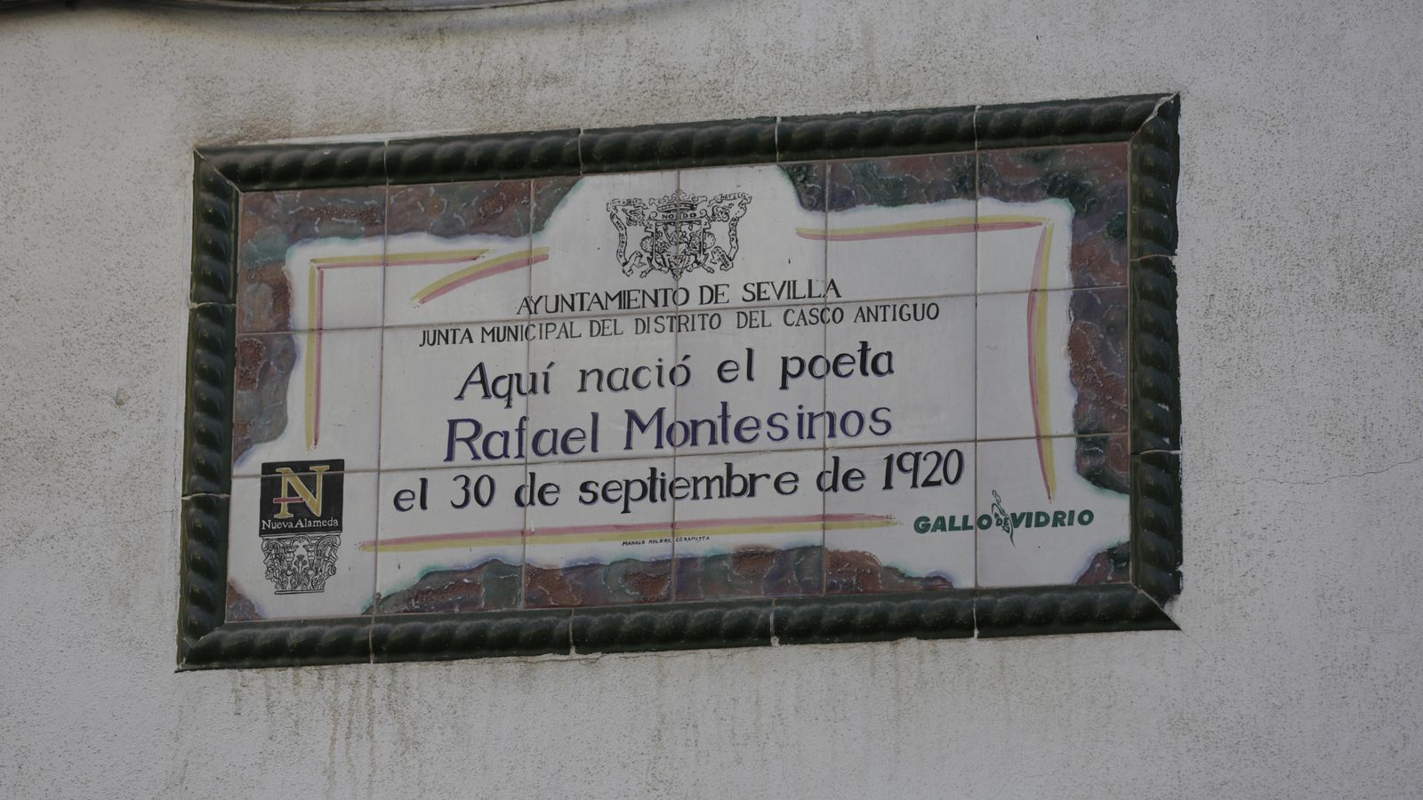 Placa en la casa natal de Rafael Montesinos en la sevillana calle Santa Clara.