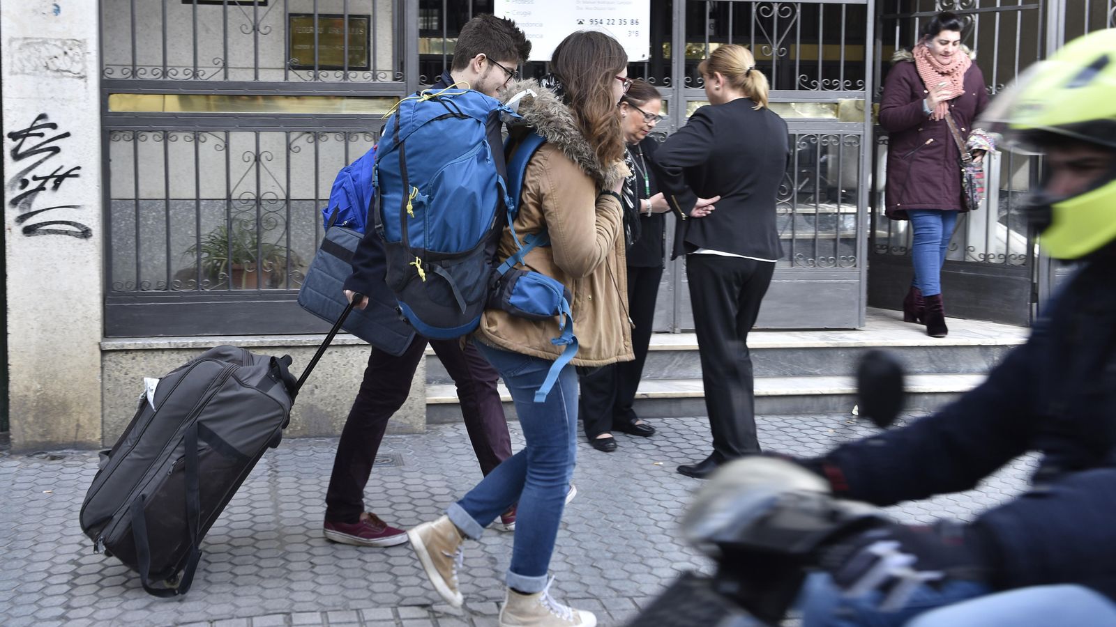 El centro despersonalizado  Pisos turísticosEl trasiego de visitantes con maletas se ha convertido en una estampa habitual de las calles sevillanas.