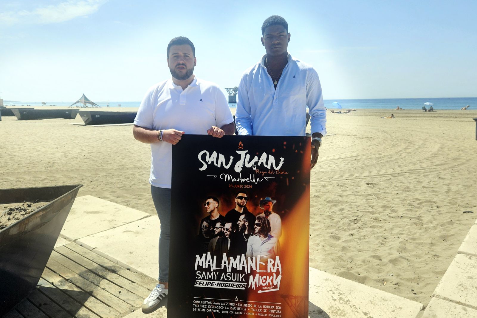 El concejal de Juventud, Alejandro González (I.), y el artista Felipe Nogueira.