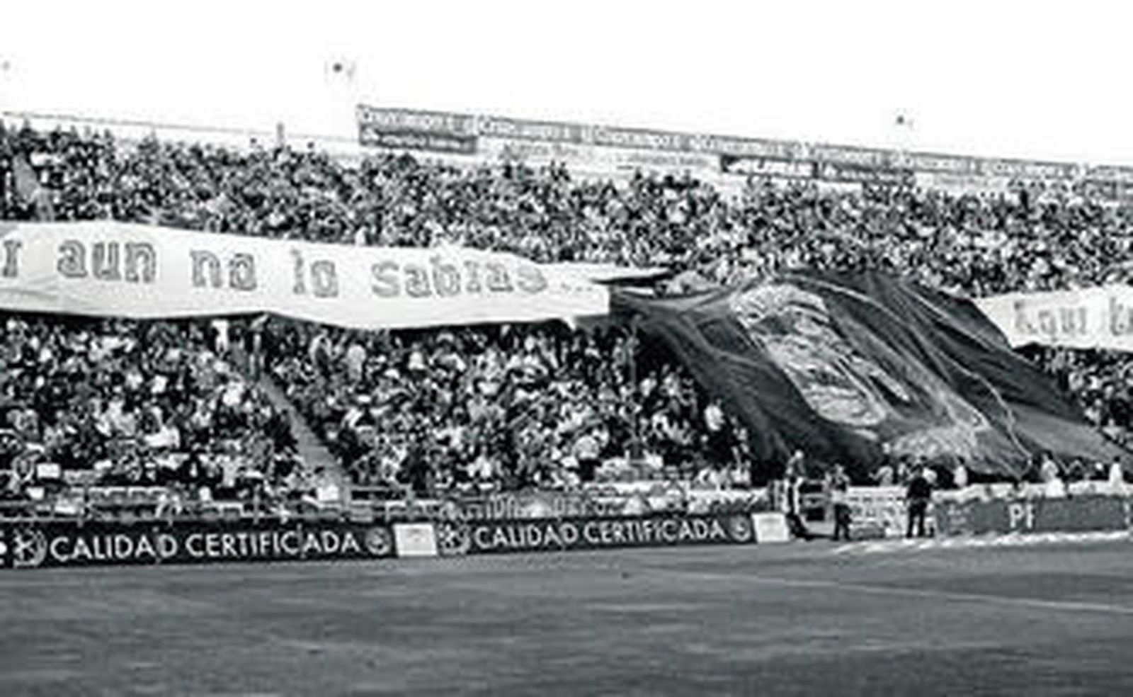 El Frente Onuba anima los encuentros del Recre desde la grada.