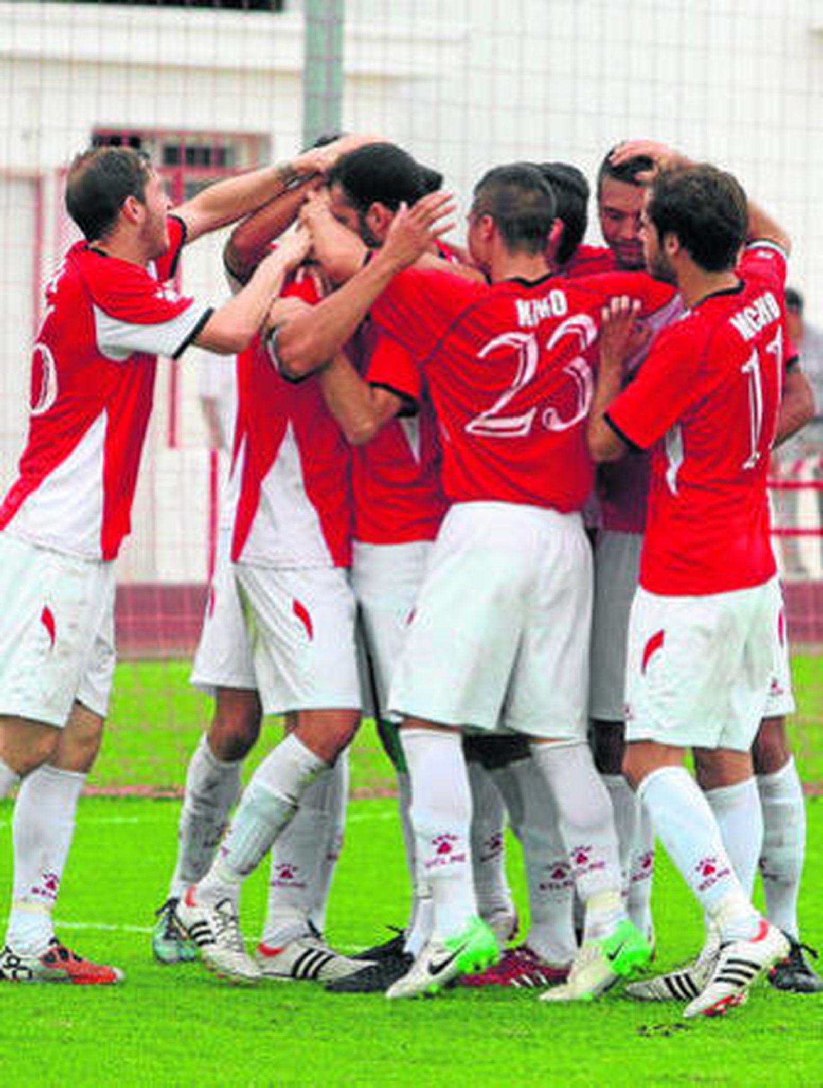 Los rojillos celebran un tanto de esta temporada.