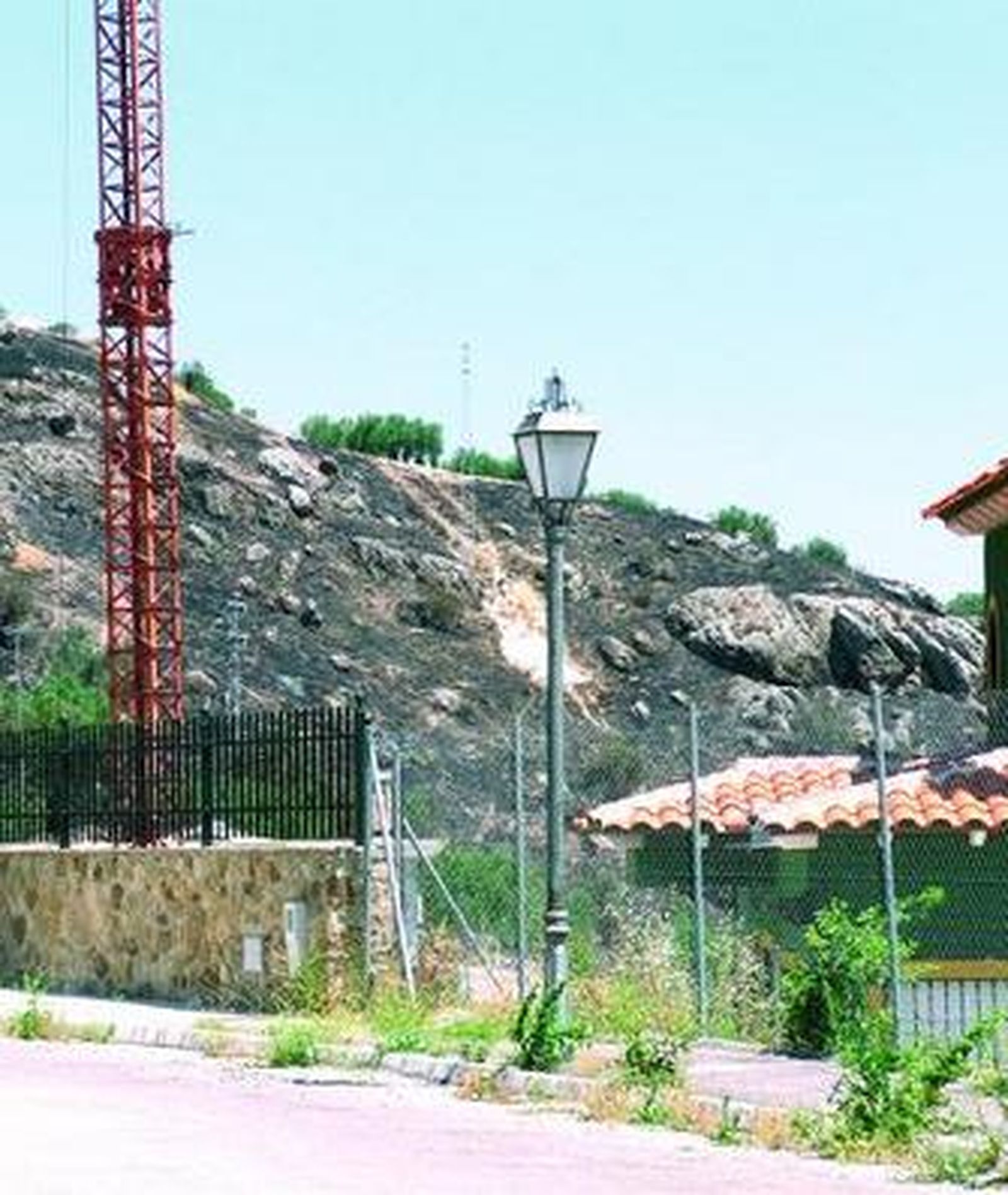 El fuego llegó a rozar las casas de una urbanización.