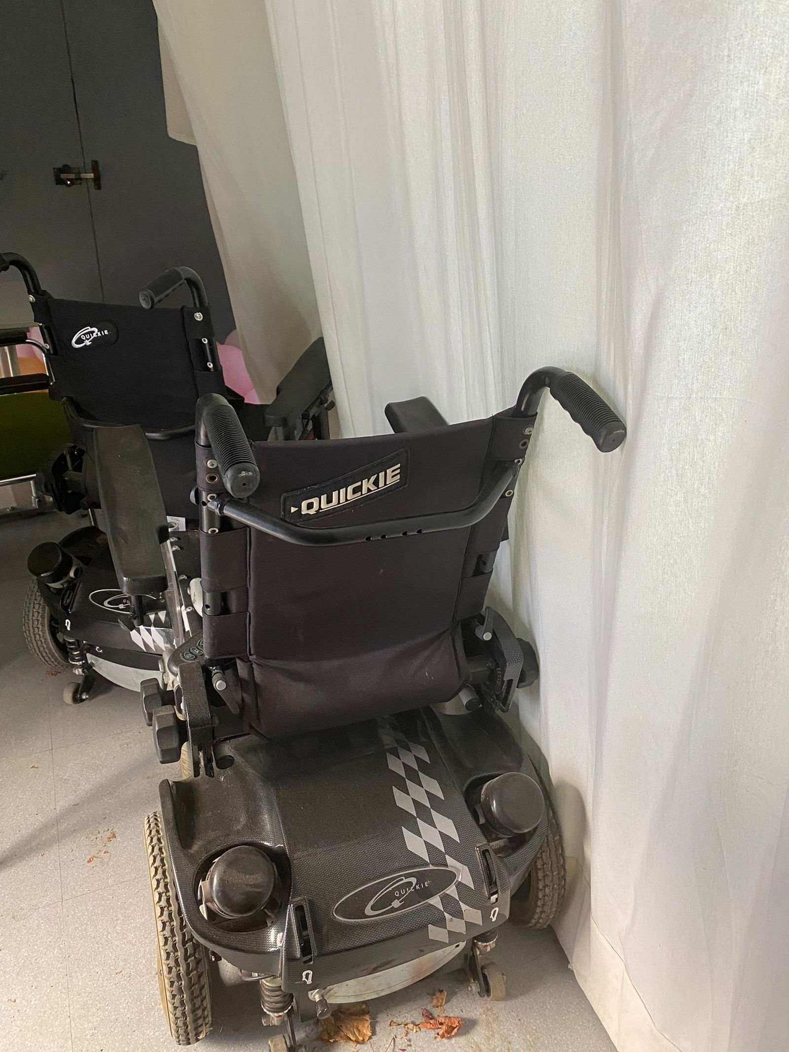 Dos de las sillas de ruedas eléctricas reparadas y entregadas por el colectivo.