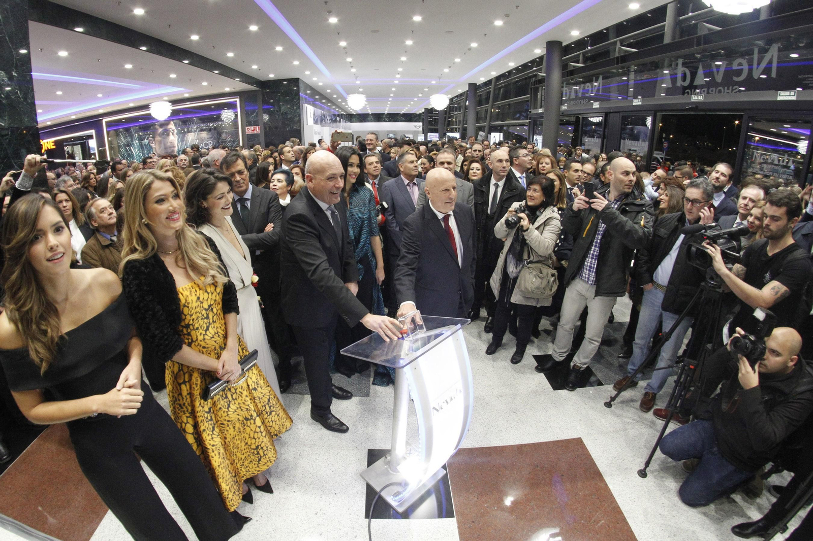 Inauguración del Centro Nevada con Tomás Olivo en el centro.