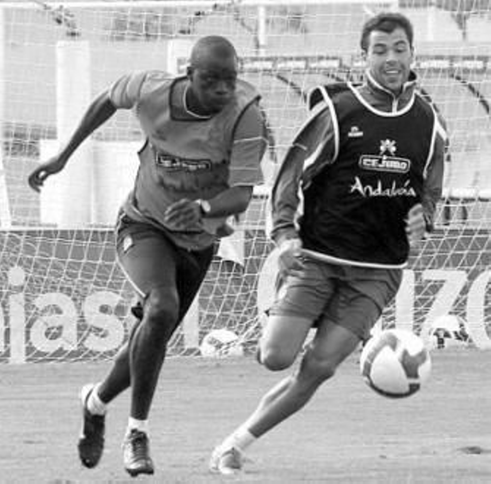 Javi Fuego lucha con Akalé por hacerse con el esférico.