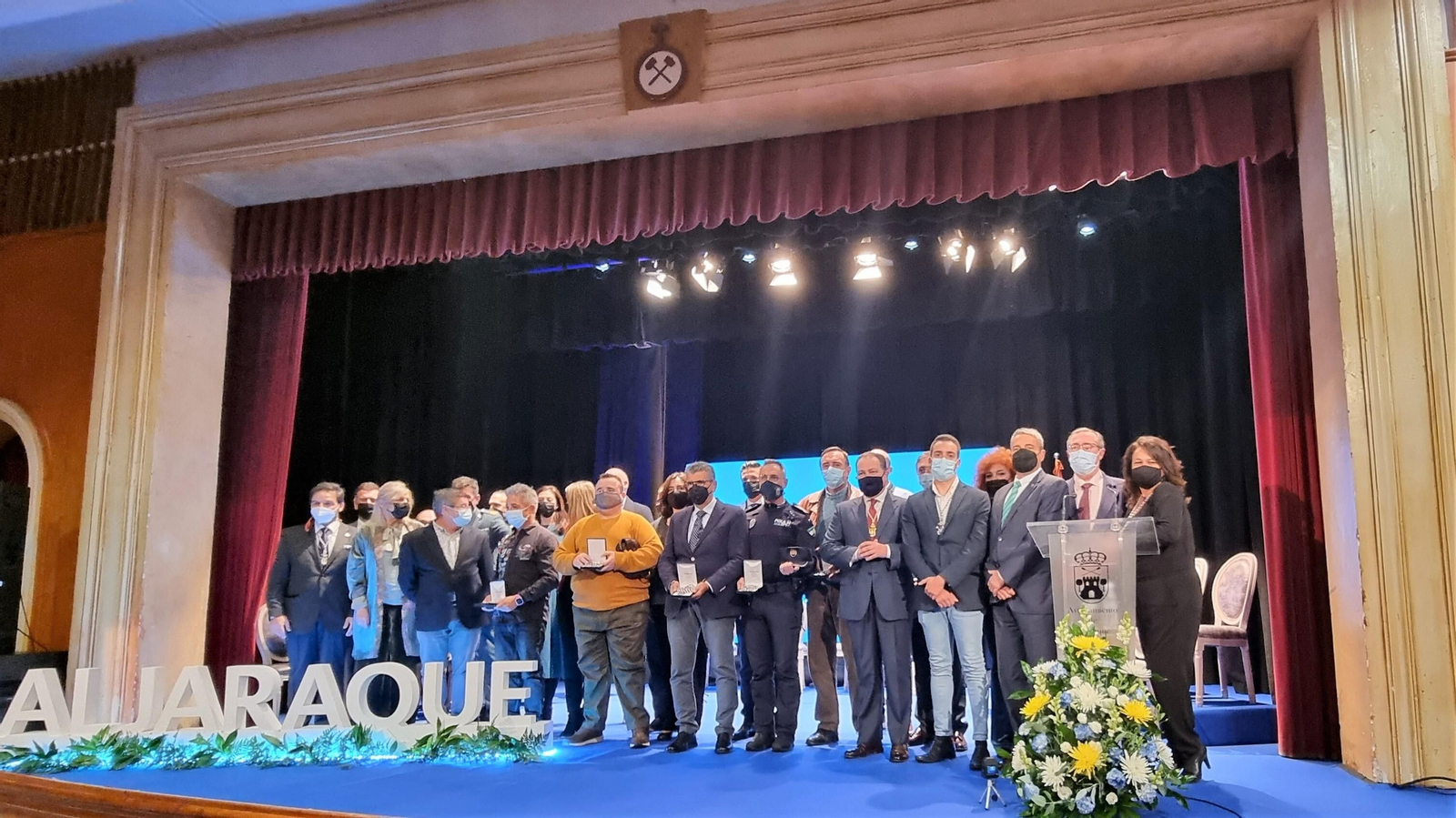 Foto de familia de entrega de las Medallas de la Villa.