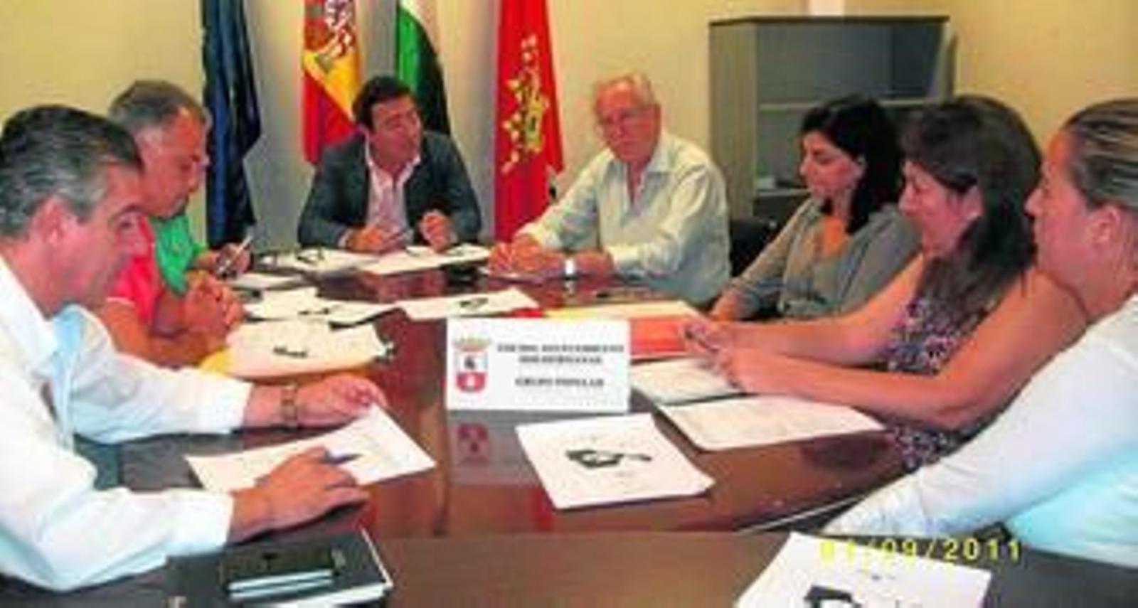 El parlamentario Jaime Raynaud y el edil Manuel Alcocer (en el centro) junto al grupo popular.