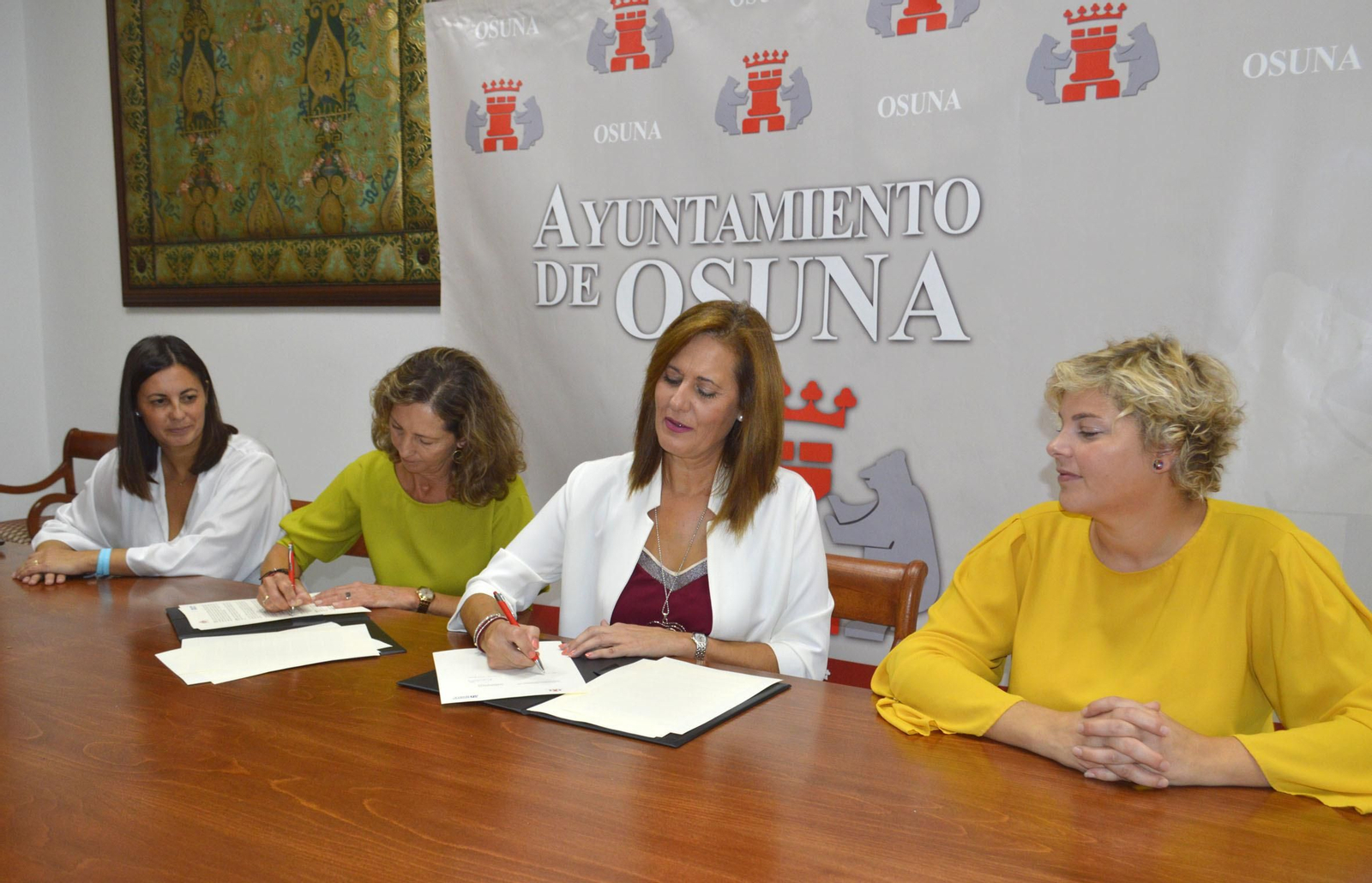 La presidenta de Autismo Sevilla y la alcaldesa de Osuna firman el convenio para el proyecto Recreo.