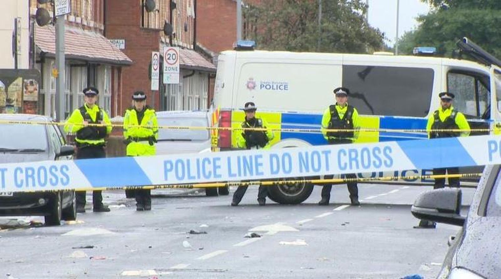 Varios agentes custodian la zona en la que aconteció el tiroteo en el carnaval de Manchester.