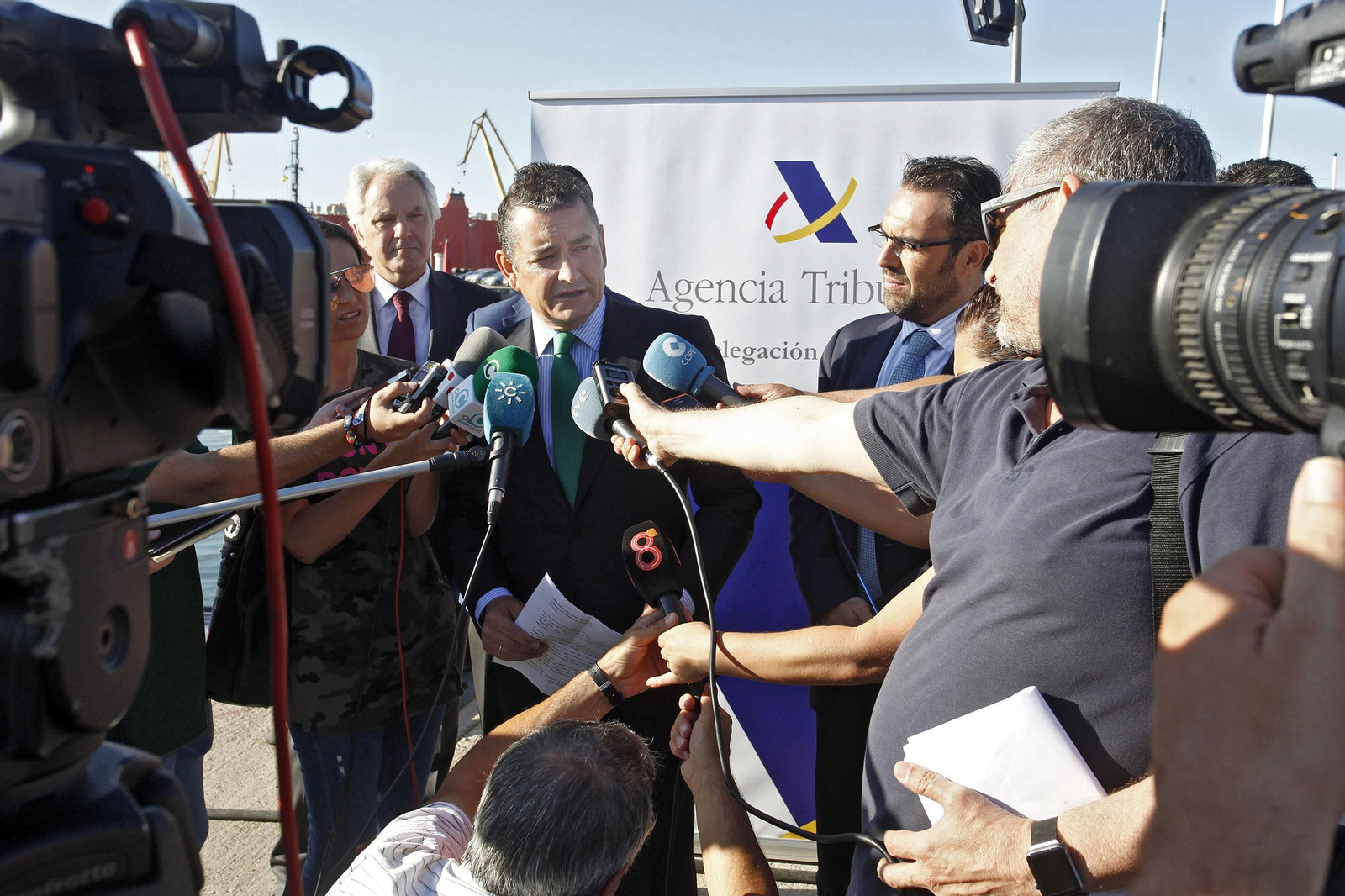 Antonio Sanz explica la operación a los periodistas, ayer en el puerto de Cádiz.