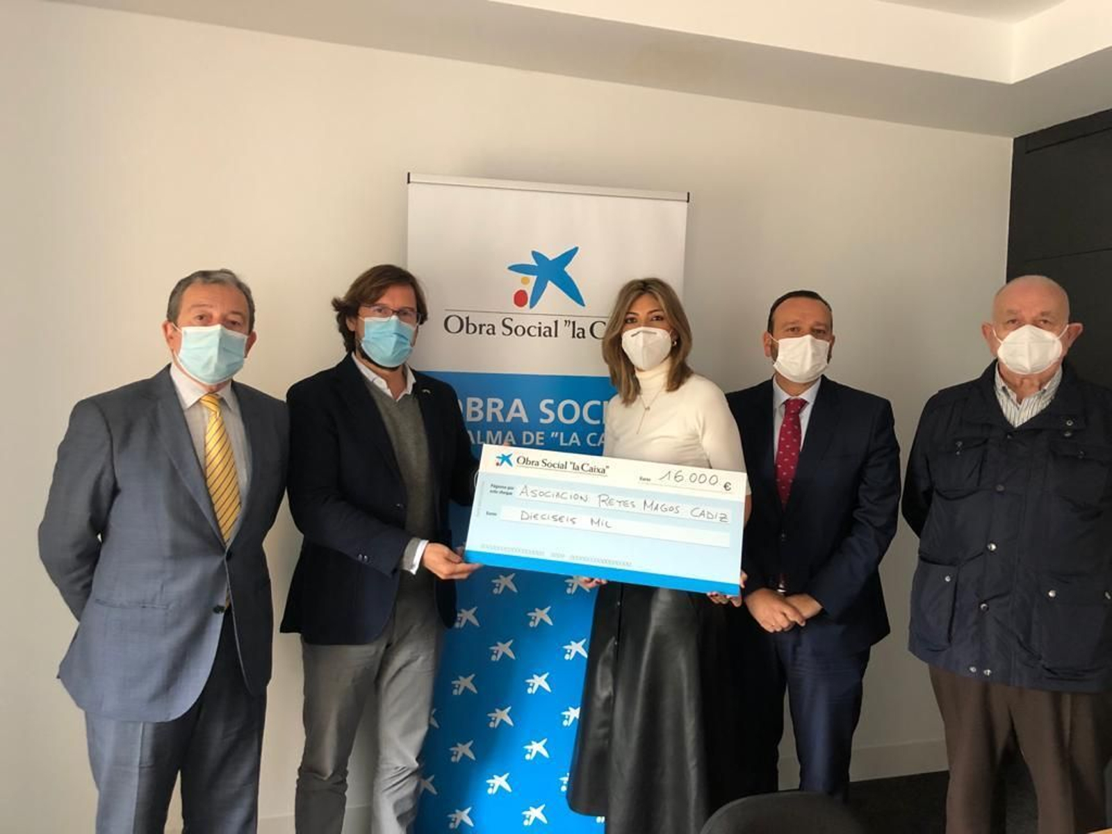 Yolanda Vera, directora comercial de CaixaBank en Cádiz, con representantes de la Asociación de Reyes Magos.