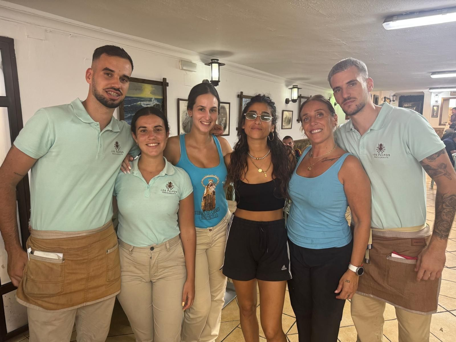 Carolina Yuste, con el personal de Los Pulpos.